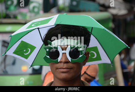 Lahore, Pakistan. 2. August 2017. Pakistanische Einkauf Nationalflaggen, Ammern und andere Sachen wie die Nation beginnt Vorbereitung für die 70. Independence Day (Nationalfeiertag) Feier in Lahore am 2. August 2017 in einem lokalen Markt angezeigt. Die jährliche Feier ist jeder 14. Tag des Monats August. Das Land erlangte seine Unabhängigkeit von der britischen Herrschaft am 14. August 1947. Während der Feier Menschen Sie Parade und Dress-Up in grün und weiß, die Pakistans offizielle Flagge Farben sind. Bildnachweis: Rana Sajid Hussain/Pacific Press/Alamy Live-Nachrichten Stockfoto