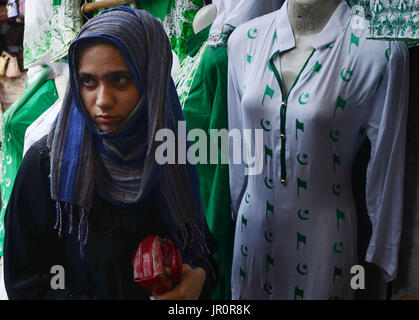 Lahore, Pakistan. 2. August 2017. Pakistanische Einkauf Nationalflaggen, Ammern und andere Sachen wie die Nation beginnt Vorbereitung für die 70. Independence Day (Nationalfeiertag) Feier in Lahore am 2. August 2017 in einem lokalen Markt angezeigt. Die jährliche Feier ist jeder 14. Tag des Monats August. Das Land erlangte seine Unabhängigkeit von der britischen Herrschaft am 14. August 1947. Während der Feier Menschen Sie Parade und Dress-Up in grün und weiß, die Pakistans offizielle Flagge Farben sind. Bildnachweis: Rana Sajid Hussain/Pacific Press/Alamy Live-Nachrichten Stockfoto