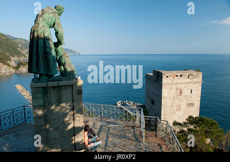 Statue des heiligen Franz von Assisi mit Hund und Außenansicht des Torre Aurora schloss, Monterosso, Cinque Terra, Italien Stockfoto