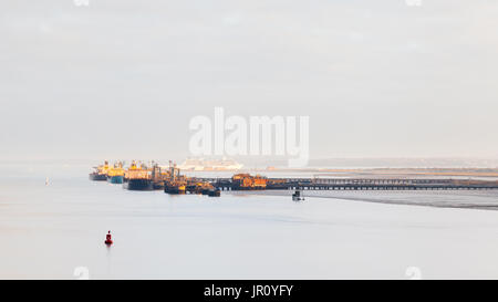 Öltankschiffe angedockt neben Fawley Ölraffinerie. Die Raffinerie auf Southampton Wasser ist die größte Ölraffinerie in Großbritannien. Stockfoto