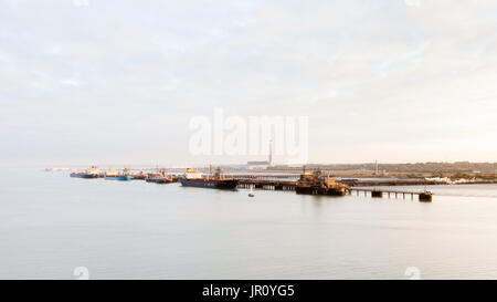 Öltankschiffe angedockt neben Fawley Ölraffinerie. Die Raffinerie auf Southampton Wasser ist die größte Ölraffinerie in Großbritannien. Stockfoto