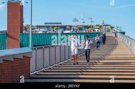 Schritte auf dem Dach des Nemo Science Museum Amsterdam - AMSTERDAM - Niederlande 2017 Stockfoto