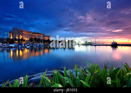 Kota Kinabalu, Malaysia - 14. Januar 2012: Sonnenuntergang Blick auf die Marina-Hafen in Sutera Resort Sabah Borneo Malaysia. Stockfoto