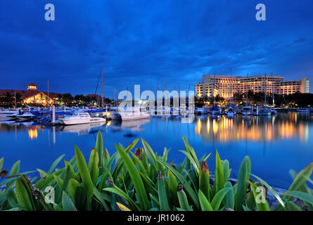 Kota Kinabalu, Malaysia - 14. Januar 2012: Sonnenuntergang Blick auf die Marina-Hafen in Sutera Resort Sabah Borneo Malaysia. Stockfoto