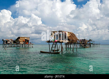 Semporna, Malaysia - 19. April 2015: A Bajau schwimmenden Dorf gestelzt Häuser vor der Küste von Borneo in der Celebes-See in der Nähe von Sipidan Stockfoto