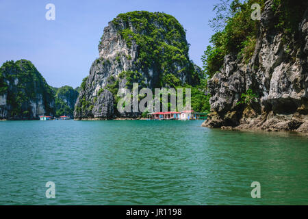 Schwimmende Dorf in Ha Long Bucht, Vietnam Stockfoto