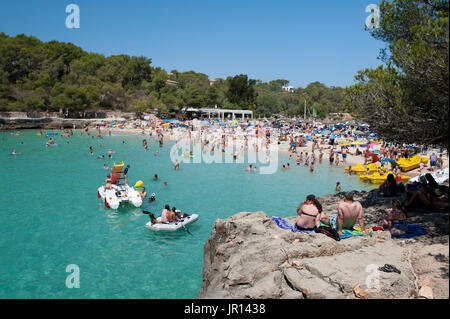 Badegäste im Sommer Sonnenschein, Cala Mondrago, Mallorca, Balearen, Spanien Stockfoto