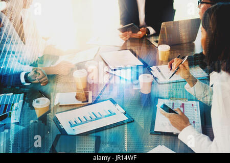 Team von Geschäftsleuten zusammenarbeiten im Büro mit modernen Wirkung. Konzept der Teamarbeit und Partnerschaft Stockfoto