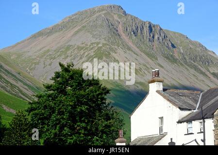 Zeile Kopf Farm und großen Giebel Berg Wasdale Seenplatte Cumbria UK Stockfoto