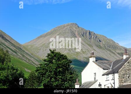 Zeile Kopf Farm und großen Giebel Berg Wasdale Seenplatte Cumbria UK Stockfoto