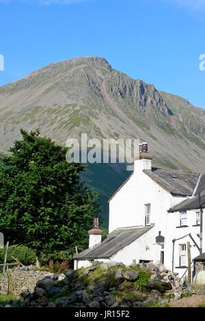 Zeile Kopf Farm und großen Giebel Berg Wasdale Seenplatte Cumbria UK Stockfoto