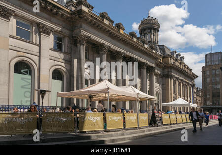 Essen im Freien neben GOMA im Stadtzentrum von Glasgow, Schottland, Großbritannien Stockfoto