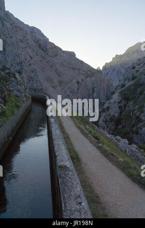 Die kümmert sich Schlucht Garganta del kümmert, ist berühmt für seine Wanderroute entlang Seite ein hydro-Kanal System, Ruta del Cares, Nationalpark Picos de Europa Stockfoto