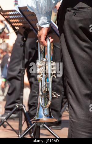 Musiker hält die Trompete. Künstlerische Leistung der Brass Band. Musikinstrument Stockfoto