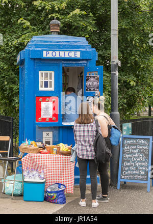 Polizei-box Glasgow Schottland - Tardis Stil - als Coffee Shop und Café - Imperium Kaffee - Cathedral Square, Glasgow, Schottland Stockfoto