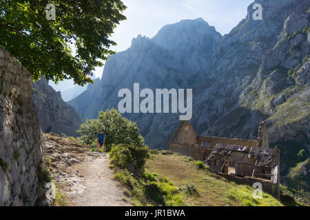 Die kümmert sich Schlucht Garganta del kümmert, ist berühmt für seine Wanderroute entlang Seite ein hydro-Kanal System, Ruta del Cares, Nationalpark Picos de Europa Stockfoto