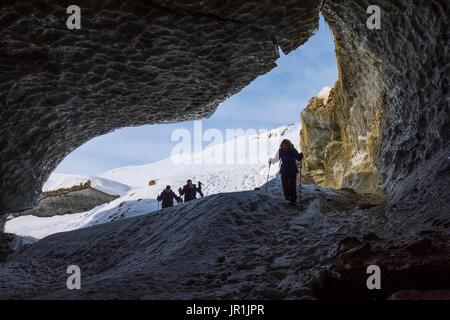 Wanderer eine Eishöhle in Castner Gletscher in der Alaska Range eingeben. Stockfoto