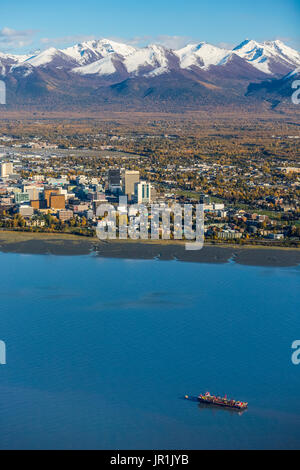 Luftaufnahme von der Innenstadt von Anchorage, und die Chugach Berge und Cook Inlet im Herbst, Southcentral Alaska, USA Stockfoto