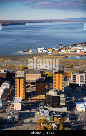 Luftaufnahme der Captian Cook Hotel in Downtown Anchorage mit Cook Inlet und dem Hafen im Hintergrund, Southcentral Alaska, USA Stockfoto