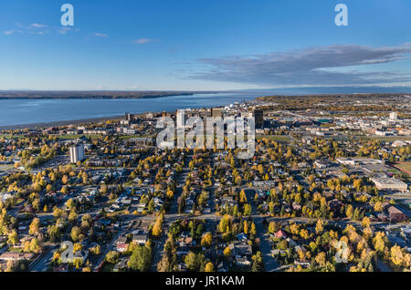 Luftaufnahme von der Innenstadt von Anchorage im Herbst, Southcentral Alaska, USA Stockfoto