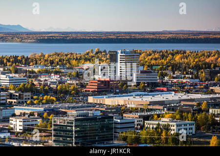 Luftaufnahme von der Innenstadt von Anchorage im Herbst, Southcentral Alaska, USA Stockfoto