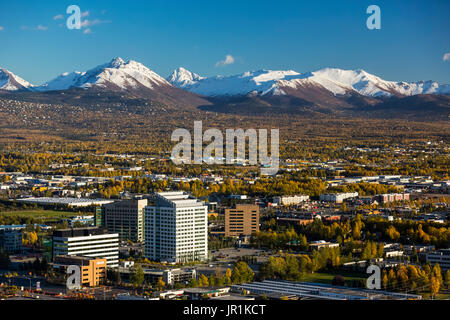 Luftaufnahme von Midtown Anchorage und die Gebäude mit Chugach Mountains im Hintergrund, Southcentral Alaska, USA Stockfoto