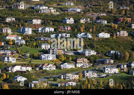 Luftaufnahme der großen Häuser auf der Anchorage Hang im Herbst, Southcentral Alaska, USA Stockfoto