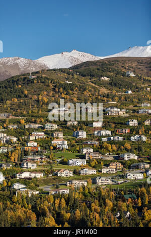 Luftaufnahme der Hügel Nachbarschaft mit der Chugach Mountains im Hintergrund im Herbst, Southcentral Alaska, USA Stockfoto