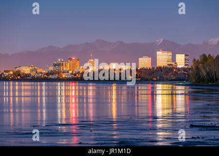 Sunset View Der Anchorage Skyline spiegelt im Cook Inlet im Herbst, Southcentral Alaska, USA Stockfoto