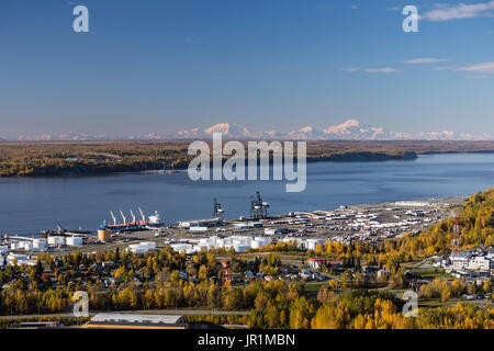 Luftaufnahme der Hafen von Anchorage, Cook Inlet, und der Alaska Range im Hintergrund im Herbst, Southcentral Alaska, USA Stockfoto
