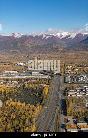 Luftaufnahme des Glenn Highway mit der Chugach Mountains im Hintergrund im Herbst, Southcentral Alaska, USA Stockfoto