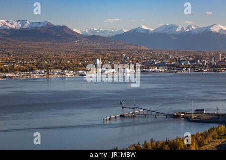 Luftaufnahme von Point Mackenzie Dock mit Verankerung und die Chugach Berge im Hintergrund, Southcentral Alaska, USA Stockfoto