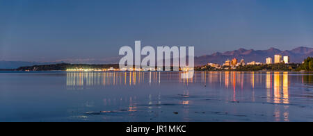 Sonnenuntergang in Downtown Anchorage Reflektieren, Cook Inlet im Herbst, Southcentral Alaska, USA Stockfoto