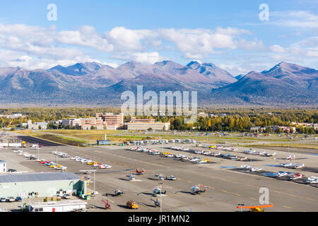 Blick Auf Merrill Field Municipal Airport Und Alaska Regional Hospital Mit Chugach Mountains Im Hintergrund, Anchorage, Southcentral Ala... Stockfoto