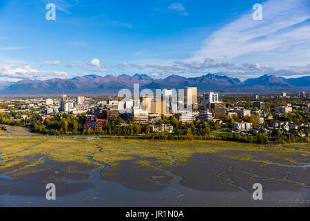 Luftaufnahme von der Innenstadt von Anchorage und Ebbe Wohnungen des Cook Inlet, Southcentral Alaska, USA Stockfoto