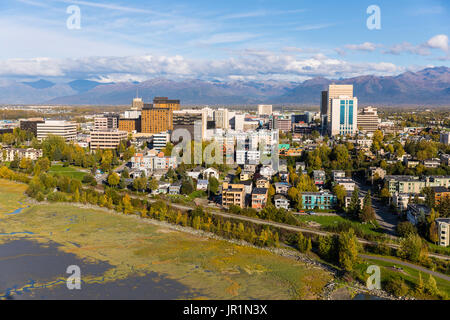 Luftaufnahme von der Innenstadt von Anchorage und Ebbe Wohnungen des Cook Inlet, Southcentral Alaska, USA Stockfoto