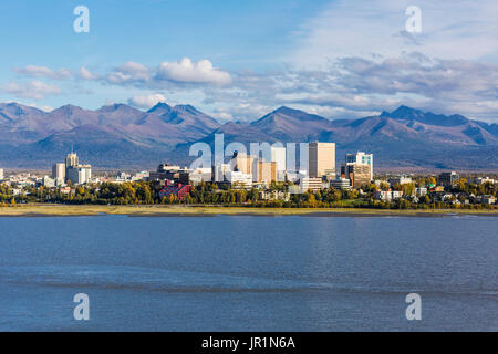 Luftaufnahme von der Innenstadt von Anchorage, Cook Inlet, und die Chugach Berge im Herbst, Southcentral Alaska, USA Stockfoto