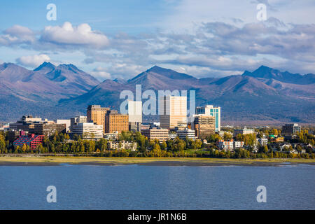 Luftaufnahme von der Innenstadt von Anchorage, Cook Inlet, und die Chugach Berge im Herbst, Southcentral Alaska, USA Stockfoto