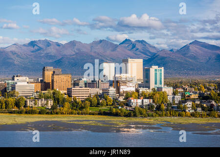 Luftaufnahme von der Innenstadt von Anchorage, Cook Inlet, und die Chugach Berge im Herbst, Southcentral Alaska, USA Stockfoto