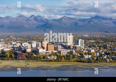 Luftaufnahme von der Innenstadt von Anchorage, Cook Inlet, und die Chugach Berge im Herbst, Southcentral Alaska, USA Stockfoto