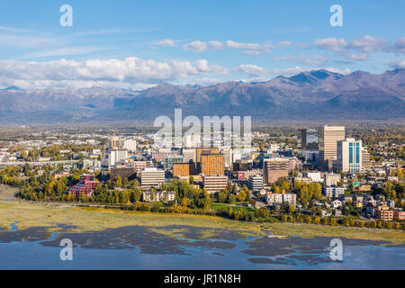 Luftaufnahme von der Innenstadt von Anchorage, Cook Inlet, und die Chugach Berge im Herbst, Southcentral Alaska, USA Stockfoto