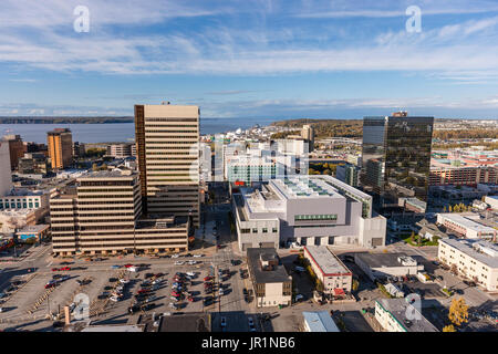 Luftaufnahme von der Innenstadt von Anchorage mit Cook Inlet im Hintergrund, Southcentral Alaska, USA Stockfoto