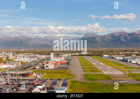 Luftaufnahme des Merrill Field Landebahn mit der Chugach Mountains im Hintergrund, Southcentral Alaska, USA Stockfoto