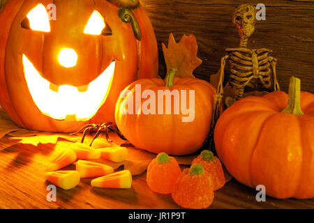 Halloween Nacht. Szene Nahaufnahme mit leuchtenden Jack O Lantern, Kürbisse, Candy Stockfoto