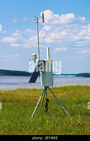 Solar Wetterstation in einer abgelegenen Gemeinde. Stockfoto