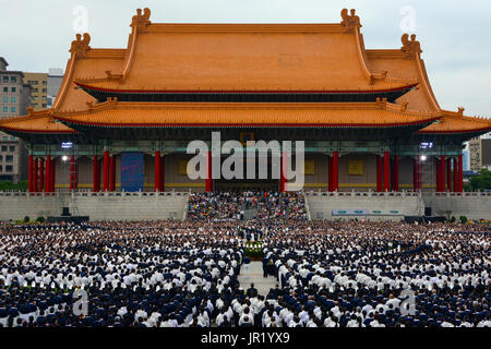 TAIPEI, Taiwan - 14. MAI 2017 - die Mitglieder des Buddhistischen Tzu Chi Foundation sammeln eine jährliche Veranstaltung in Chiang Kai-shek Memorial zu feiern in Taipei Stockfoto