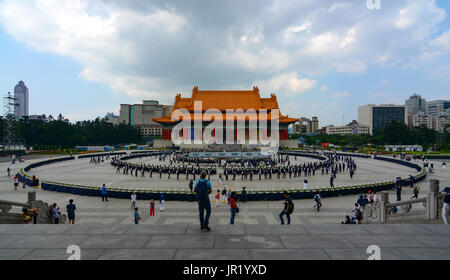 TAIPEI, Taiwan - 14. MAI 2017 - die Mitglieder des Buddhistischen Tzu Chi Foundation eine Leistung für die Feier ihres jährlichen Mutter Proben Stockfoto