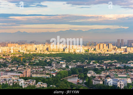 Sonnenstrahl auf Chengdu Stadt mit Bergen im Hintergrund Stockfoto