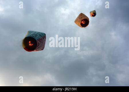 PINGXI, TAIWAN - 11. FEBRUAR 2017 - Laternen tragen das chinesische Neujahr Wünsche in den Himmel am Pingxi Sky Lantern Festival in Taiwan Stockfoto