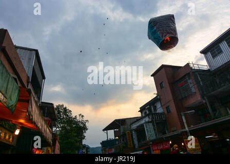 PINGXI, TAIWAN - 11. FEBRUAR 2017 - Laternen steigen in den Himmel im Jahr 2017 Pingxi Sky Lantern Festival in Taiwan Stockfoto